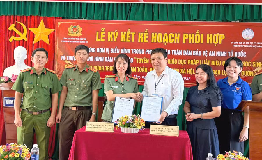 Đại diện lãnh đạo Phòng An ninh chính trị nội bộ (Công an TP Cần Thơ) và Trường THPT Nguyễn Việt Hồng ký kết.