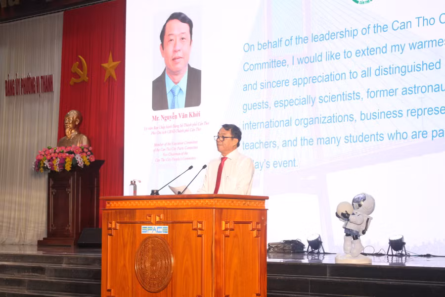 hs-sv-can-tho-giao-luu-phi-hanh-gia-4.jpg