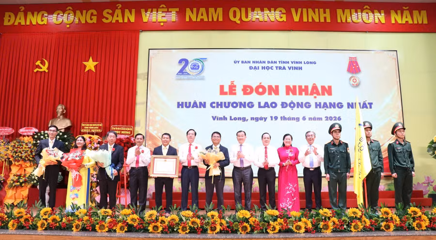 Lãnh đạo Đại học Trà Vinh đón nhận Huân chương Lao động hạng Nhất.