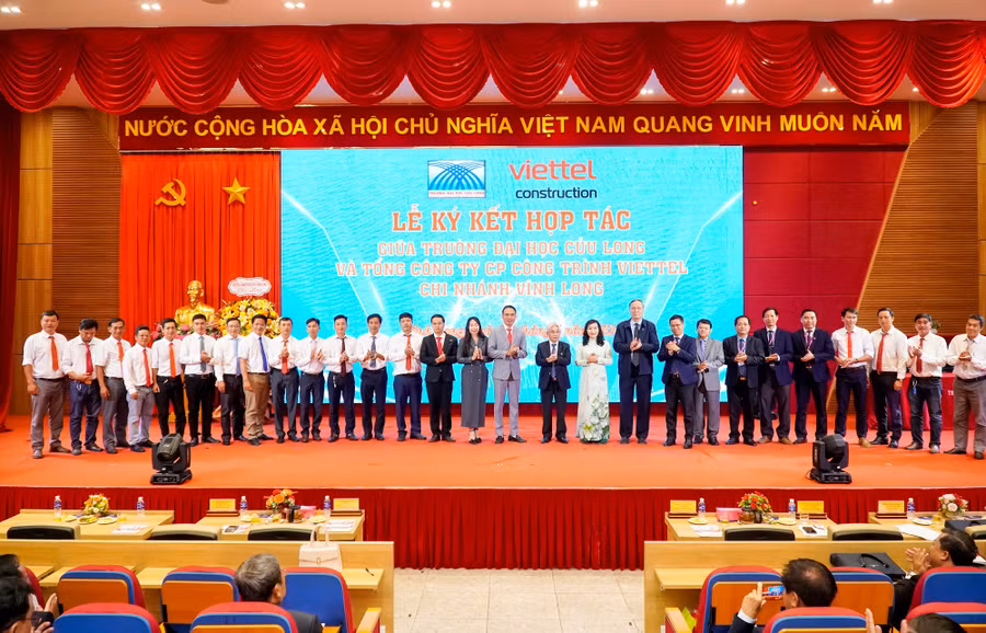 Đại biểu chụp ảnh lưu niệm tại lễ ký kết hợp tác.