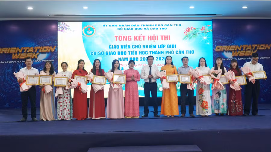 Ban Tổ chức trao giải Nhất cho các giáo viên.
