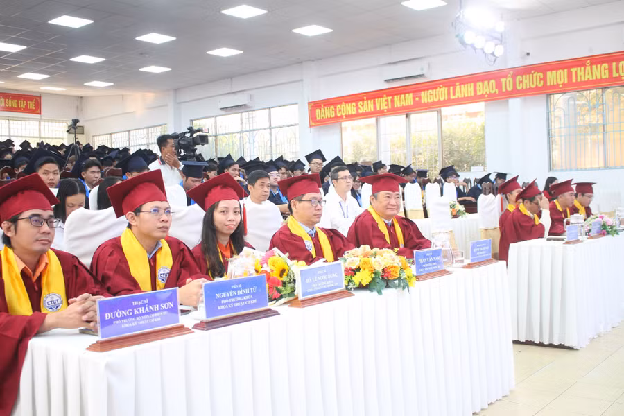 dh-ktcn-can-tho-trao-bang-2.jpg