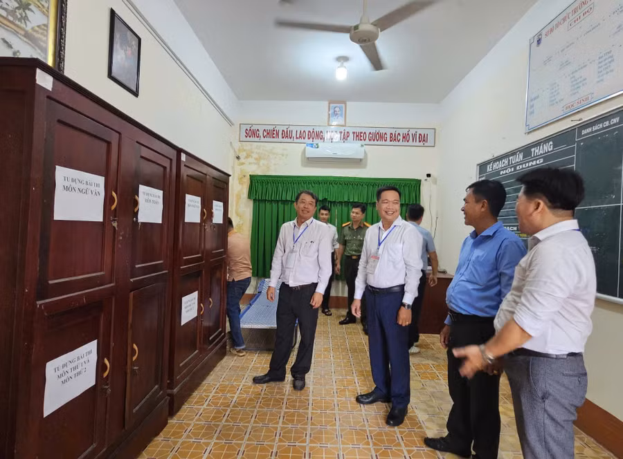 Ông Nguyễn Văn Khởi, Phó Chủ tịch UBND thành phố, Trưởng BCĐ thi TP Cần Thơ, cùng đoàn kiểm tra tại điểm thi Trường THCS Nguyễn Trãi (phường Ngã Bảy).