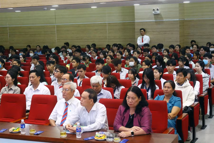 vinh-long-trao-hoc-bong-1.jpg