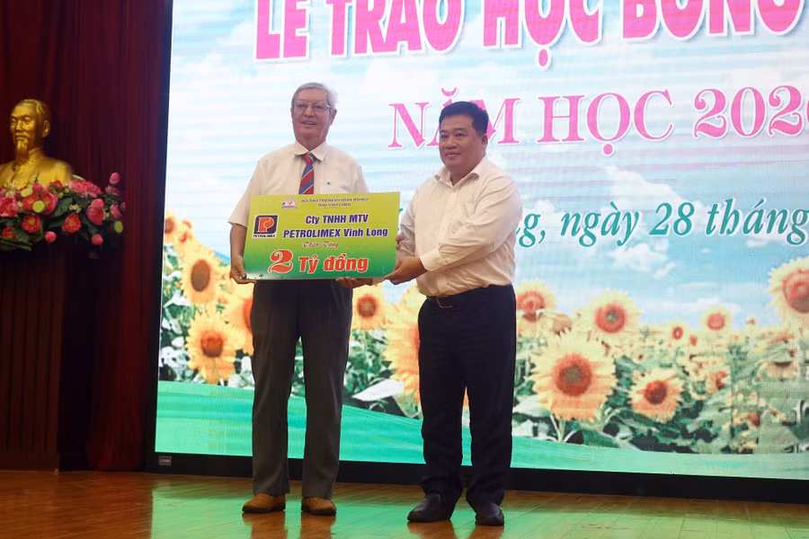 vinh-long-trao-hoc-bong-4.jpg