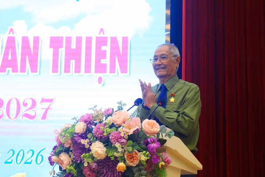 vinh-long-trao-hoc-bong-2.jpg
