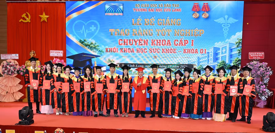 Nhà giáo ưu tú, PGS.TS Lương Minh Cừ, Bí thư Đảng ủy, Hiệu trưởng Trường ĐH Cửu Long chụp ảnh lưu niệm cùng tân chuyên khoa cấp I.