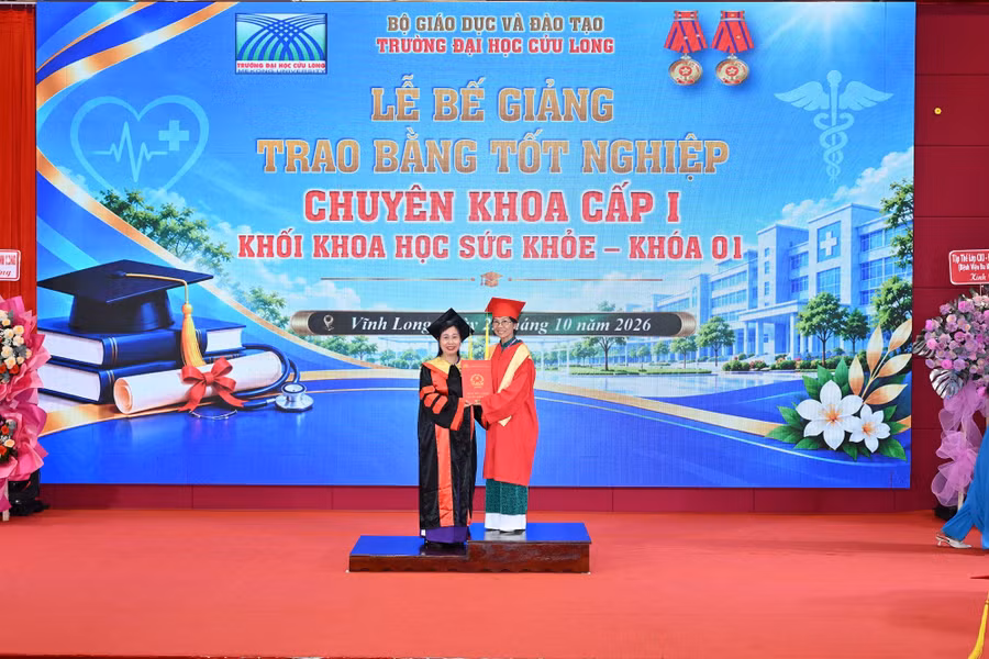 dhcl-trao-bang-chuyen-khoa-anh-114.jpg