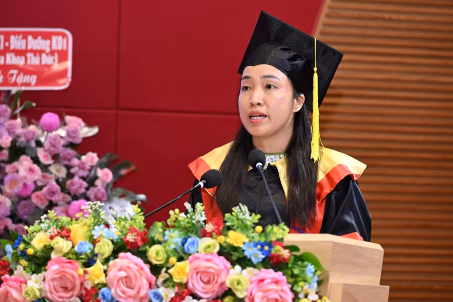 dhcl-trao-bang-chuyen-khoa-anh.jpg
