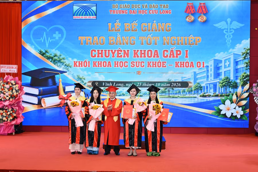 dhcl-trao-bang-chuyen-khoa-anh-6758.jpg
