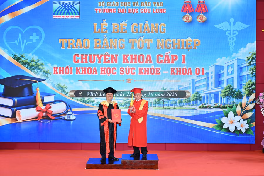 dhcl-trao-bang-chuyen-khoa-anh-3779.jpg