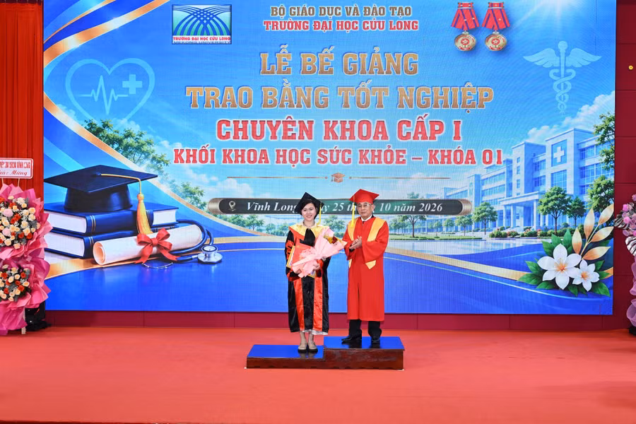 dhcl-trao-bang-chuyen-khoa-anh-3a.jpg