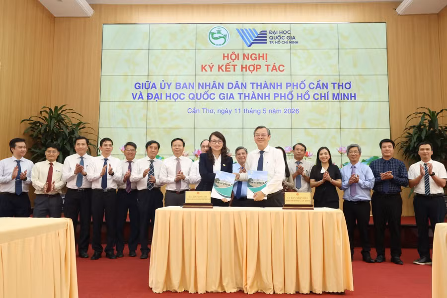 Lãnh đạo UBND TP Cần Thơ và Đại học Quốc gia TPHCM ký kết hợp tác chiến lược.