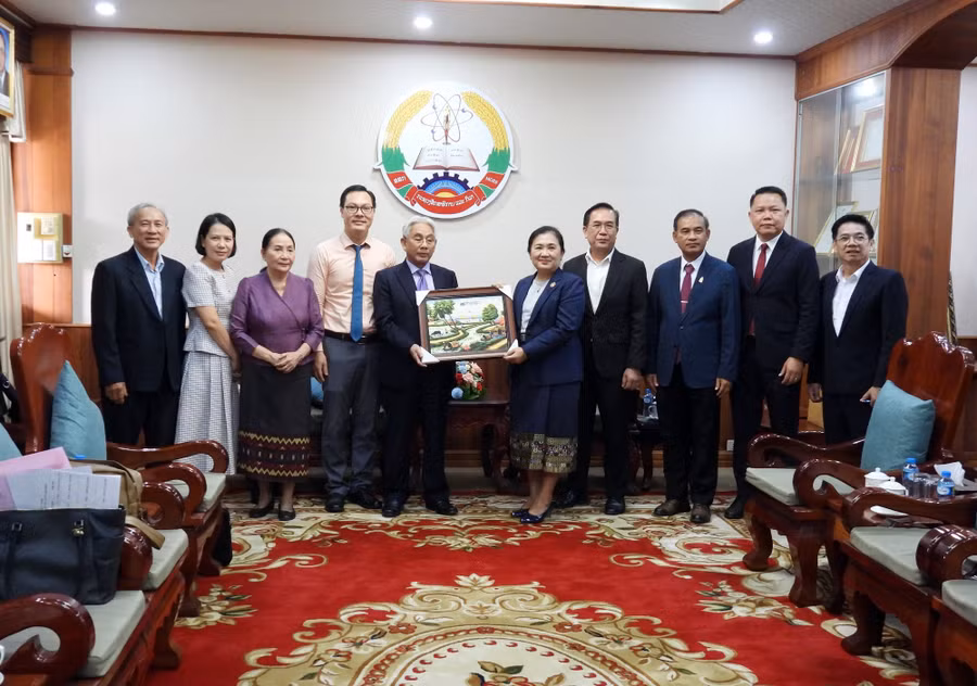 Đại biểu chụp ảnh lưu niệm tại buổi làm việc với Bộ Giáo dục và Thể thao Lào.