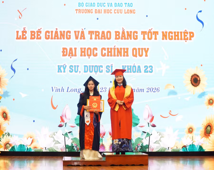 dhcl-trao-bang-tn-4.jpg