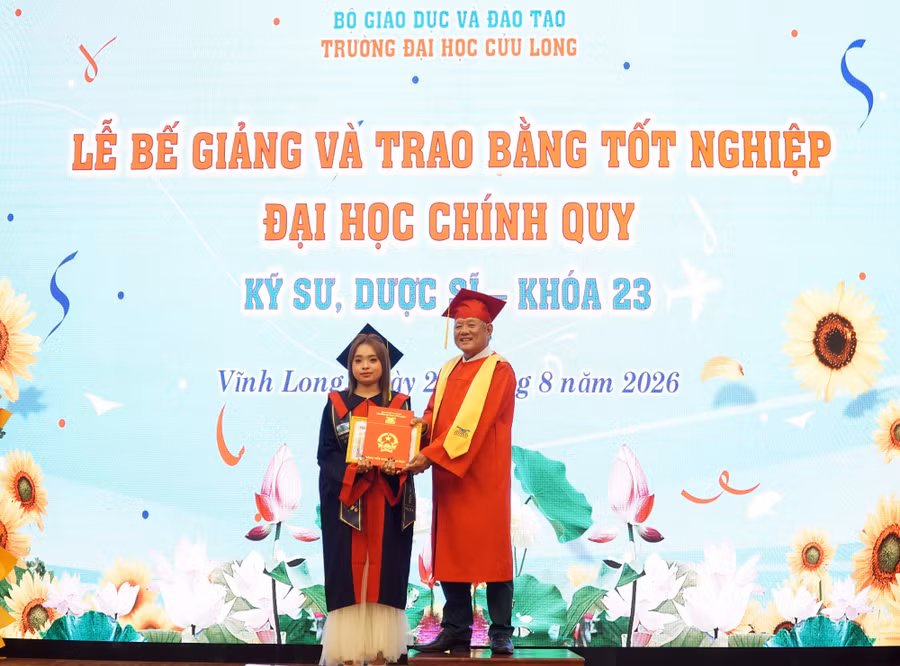 dhcl-trao-bang-tn-5.jpg
