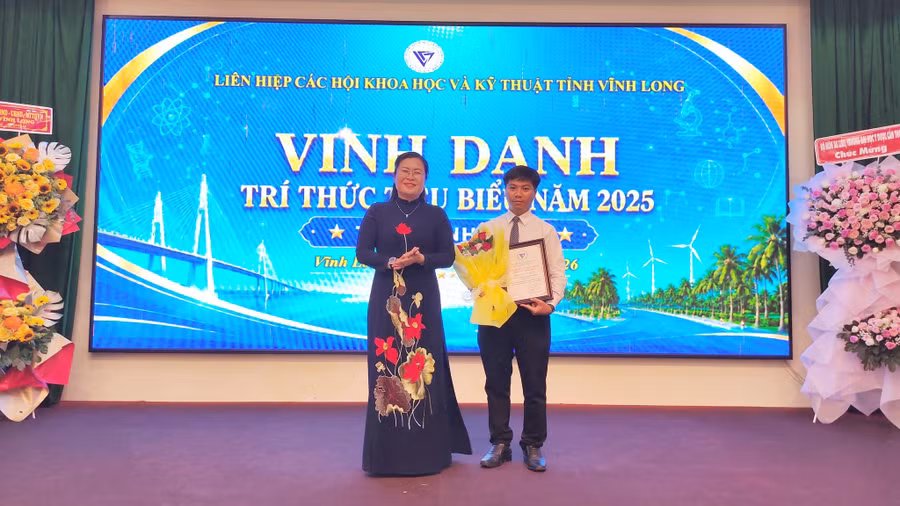 PGS.TS Nguyễn Tấn Tài, Viện trưởng Viện Công nghệ Sinh học (Đại học Trà Vinh) được vinh danh “Trí thức tiêu biểu năm 2025”.