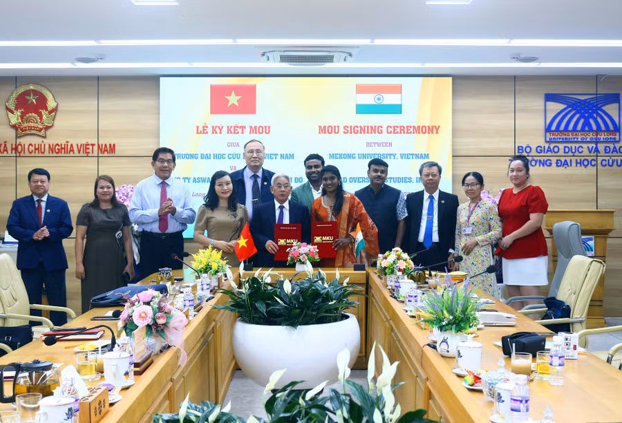 Lãnh đạo Trường ĐH Cửu Long và lãnh đạo Tổ chức Aswad Overseas Studies thực hiện nghi thức ký Bản ghi nhớ hợp tác.
