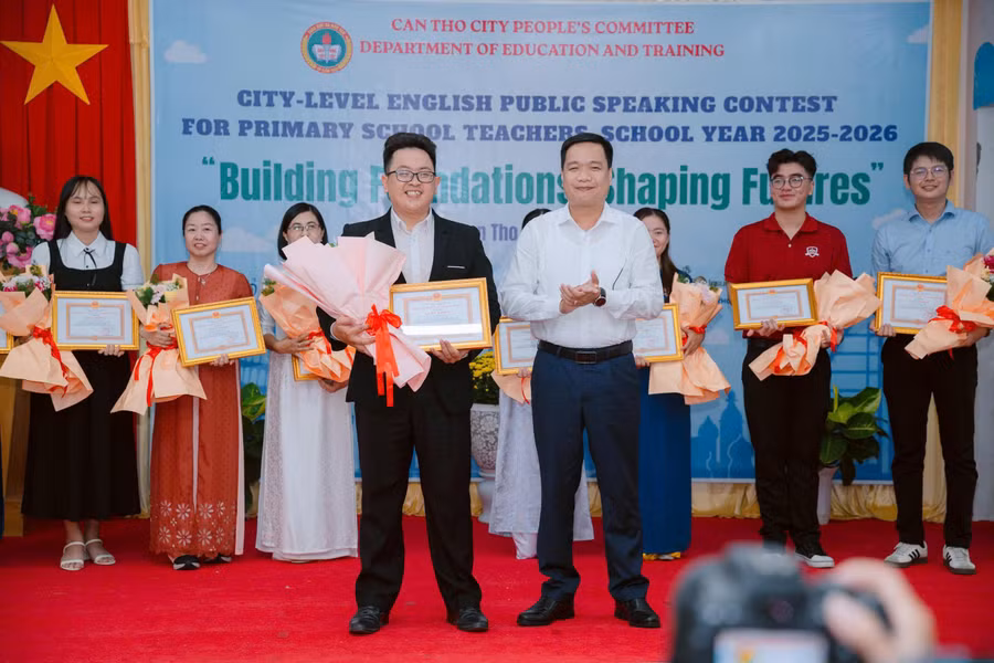 Lãnh đạo Sở GD&ĐT TP Cần Thơ trao giải Đặc biệt cho giáo viên.