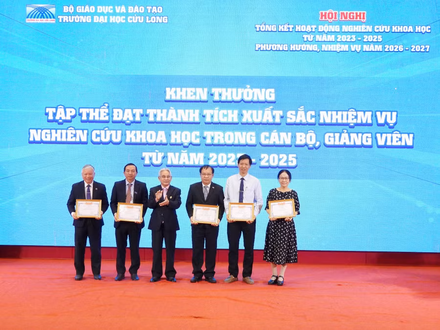 PGS.TS Lương Minh Cừ - trao giấy khen cho tập thể hoàn thành xuất sắc nhiệm vụ nghiên cứu khoa học cấp cơ sở.