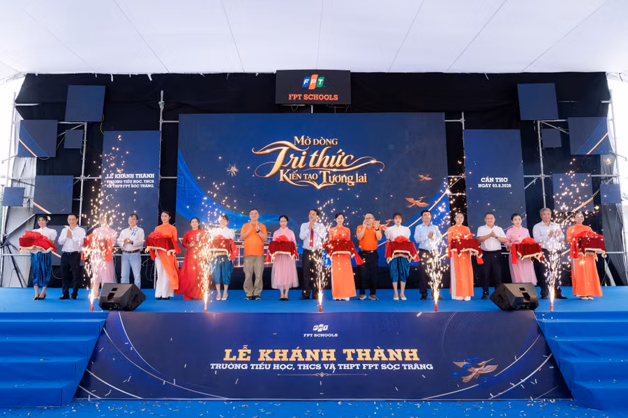 Đại biểu thực hiện nghi thức khánh thành Trường Tiểu học, THCS và THPT FPT Sóc Trăng (FPT School Sóc Trăng).