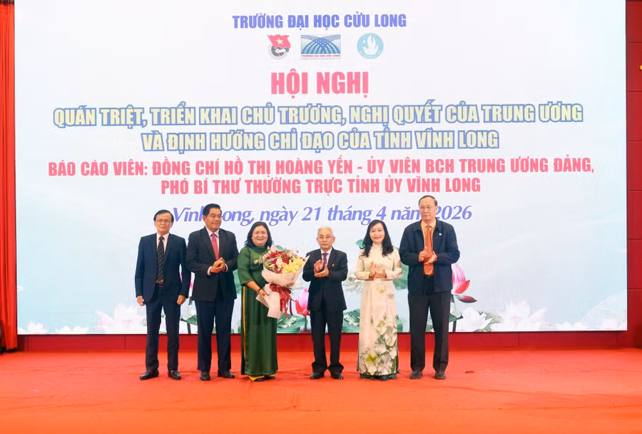 Đại biểu chụp ảnh lưu niệm tại Hội nghị.