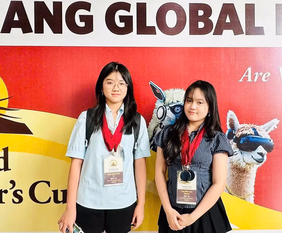 Lê Uyên Khánh Mai (lớp 9A1) và Nguyễn Thái Nhật Lam (lớp 9A5) cùng loạt huy chương danh giá tại World Scholar’s Cup 2026.