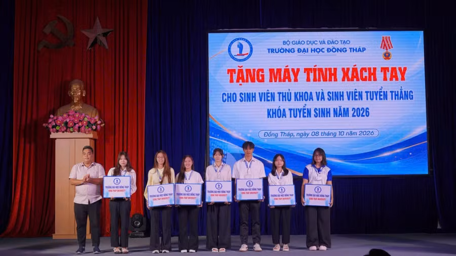 Tặng máy tính xách tay cho SV thủ khoa và SV tuyển thẳng khóa tuyển sinh năm 2026.