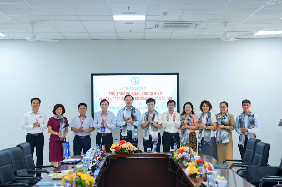 Đoàn công tác Bộ Giáo dục và Đào tạo và lãnh đạo Trường Đại học Đồng Tháp chụp ảnh lưu niệm.