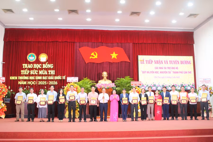 Lễ tiếp nhận và tuyên dương các nhà tài trợ ủng hộ “Quỹ khuyến học, khuyến tài” TP Cần Thơ.