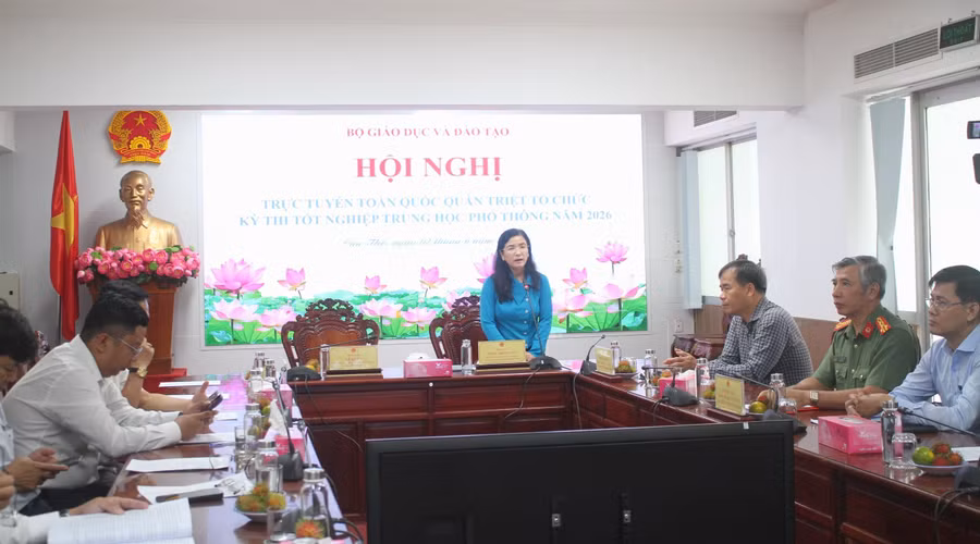 Bà Trần Thị Huyền, Quyền Giám đốc Sở GD&ĐT TP Cần Thơ phát biểu tại Hội nghị trực tuyến.
