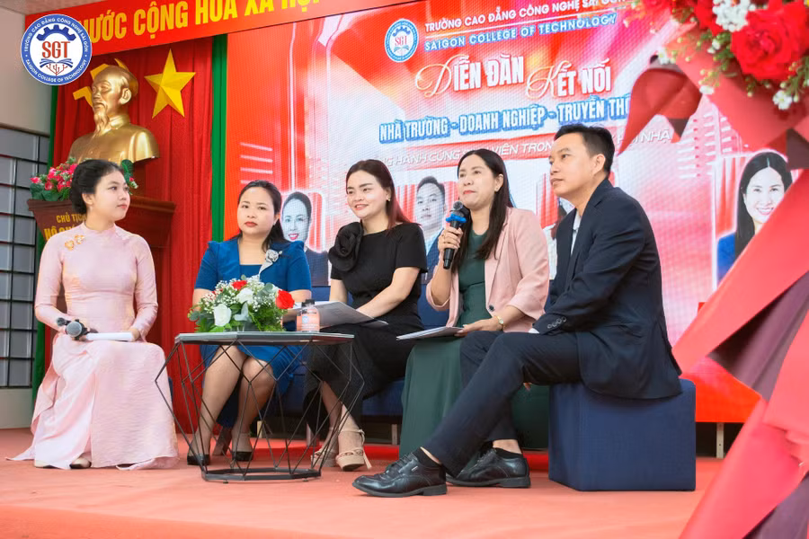 Các diễn giả chia sẻ tại diễn đàn.