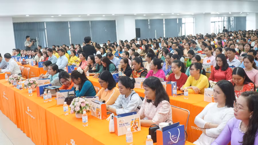Cán bộ, giáo viên dự khai mạc Hội thi Giáo viên chủ nhiệm lớp giỏi THCS cấp thành phố.