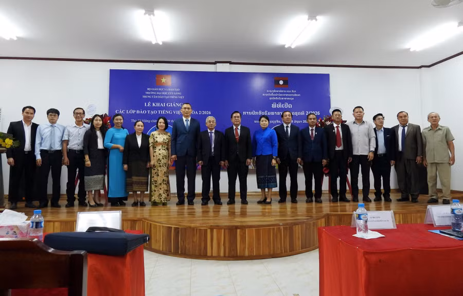 Đại biểu tham dự lễ khai giảng.