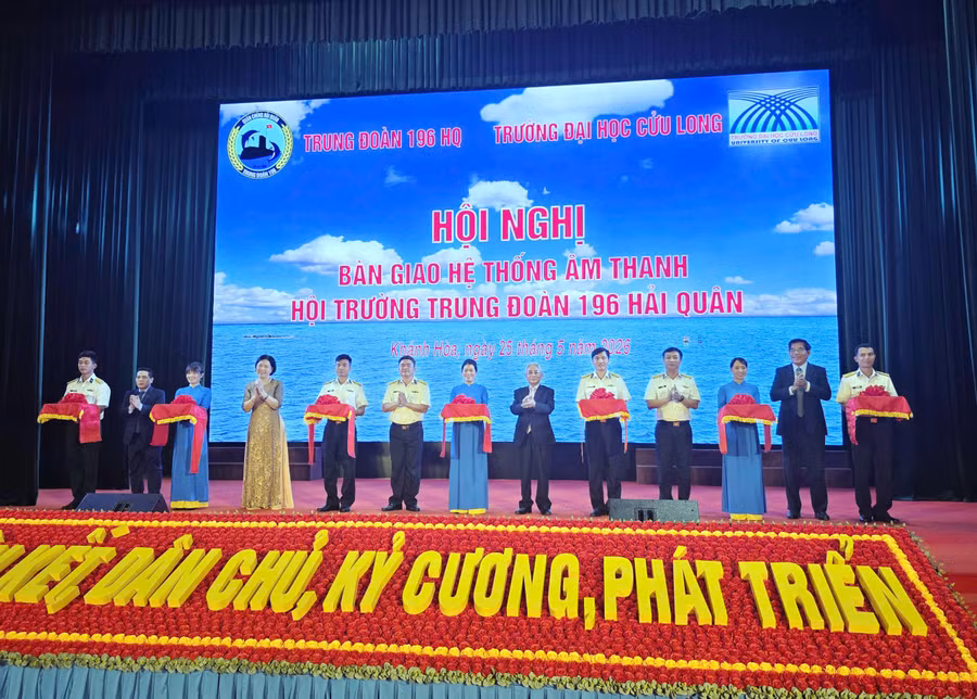 Nghi thức cắt băng khánh thành hệ thống thiết bị âm thanh.