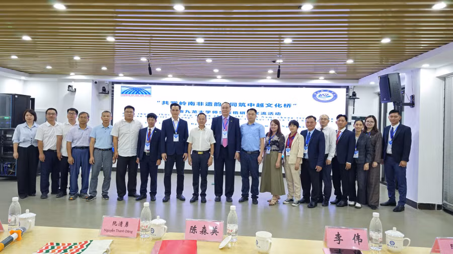 Đại biểu chụp ảnh lưu niệm.