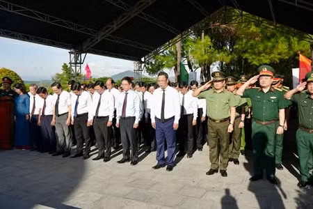 Lãnh đạo TP Huế cùng đại diện sở, ban, ngành, lực lượng vũ trang… dành phút mặc niệm tưởng nhớ công ơn các Anh hùng liệt sĩ.