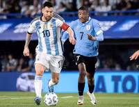 Người hâm mộ háo hức chờ đón Messi so tài Ronaldo