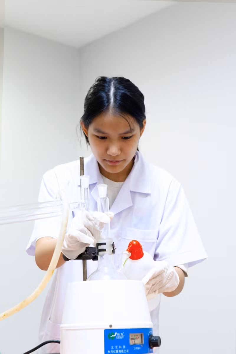 Nguyễn Ngọc Huyền thực nghiệm bổ sung nước vào quá trình chưng cất.