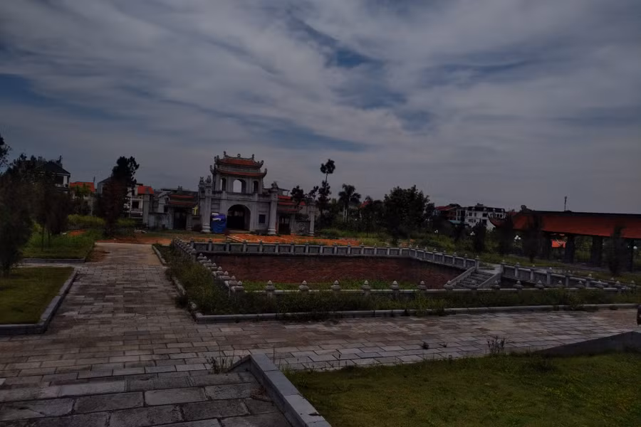 Hạng mục hồ nước không có nước, cỏ mọc dưới đáy hồ