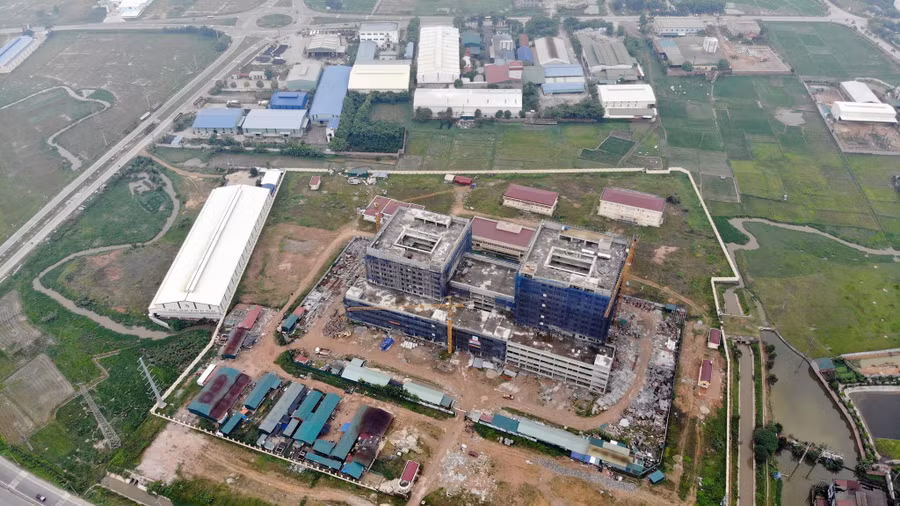 Công trình Bệnh viện Sản- Nhi Vĩnh Phúc nhìn từ trên cao. Công trình này được dư luận tại tỉnh Vĩnh Phúc bức xúc khi cho rằng có dấu hiệu "cẩu thả" khi xây dựng trong cụm công nghiệp nặng. Theo quan sát của phóng viên thì bệnh viện này được bao bọc bởi một loạt nhà máy sản xuất thép ở xung quanh.