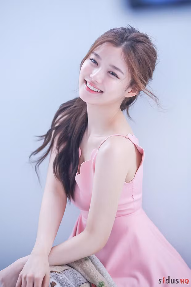 Ba sao nhí "Mặt trăng ôm mặt trời" bé xíu bên Kim Soo Hyun nay lột xác thành mỹ nhân ảnh 6