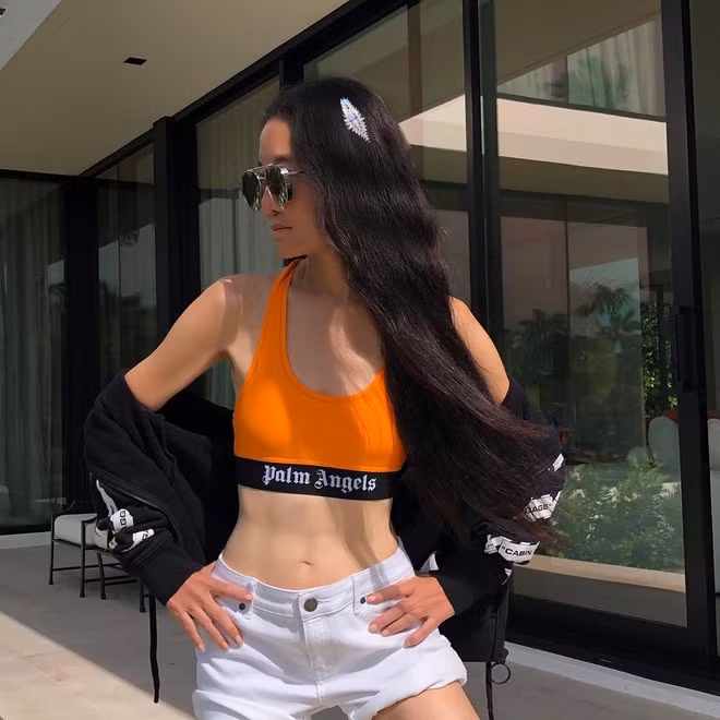 Bí quyết giữ dáng độc lạ của Vera Wang: 71 tuổi vẫn có cơ bụng, đôi chân thon như thiếu nữ ảnh 1