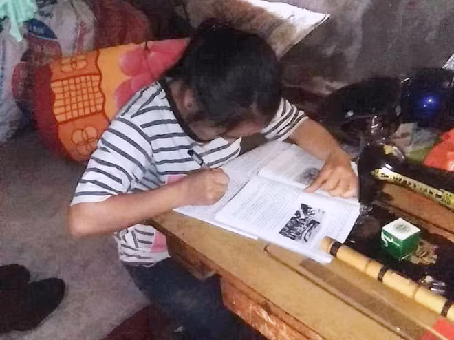 Học sinh dựng lán giữa rừng bắt "sóng rơi" học trực tuyến - Ảnh 4.
