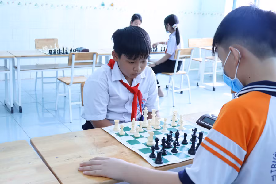 Màn đấu trí căng não giữa các học sinh ở môn thi cờ vua.