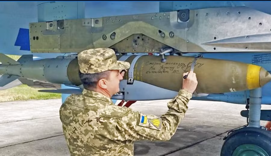 Trung tướng Mykola Oleshchuk, chỉ huy Lực lượng Không quân Ukraine viết lên quả bom JDAM-ER.