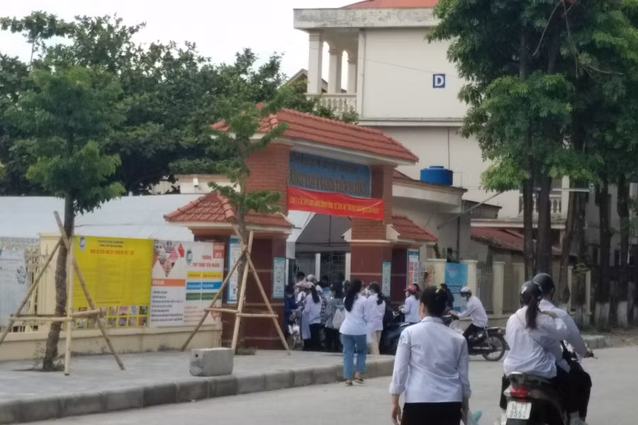 Thí sinh tại Ninh Bình đến điểm thi làm thủ tục dự thi tốt nghiệp THPT năm 2021 (ảnh chụp chiều 6/7)