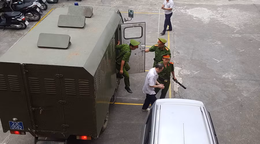 Bị cáo được xe chuyên dụng đưa đến tòa án. Bị cáo được xe chuyên dụng đưa đến tòa án.