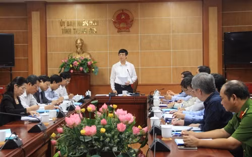 Nguyên lãnh đạo UBND tỉnh Thanh Hóa trong một buổi họp chỉ đạo về chương trình, chiến lược đầu tư phát triển cho giáo dục Thanh Hóa.