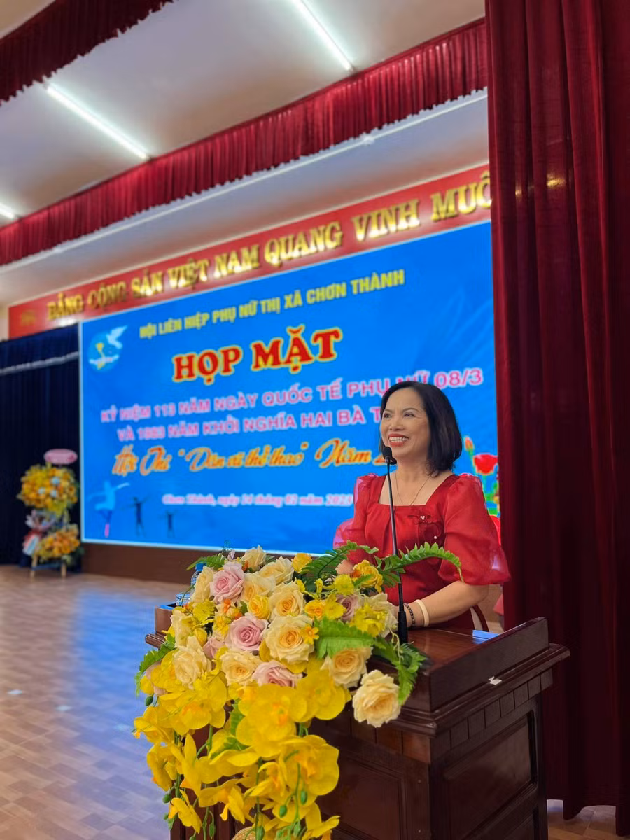 Cô Mạc Thị Thanh Bình - Chủ tịch Hội LHPN Thị xã Chơn Thành. Cô Mạc Thị Thanh Bình - Chủ tịch Hội LHPN Thị xã Chơn Thành.